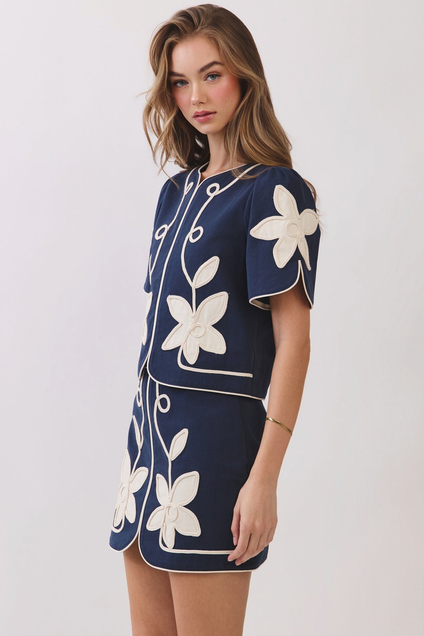 Appliqué Floral Short Puff Sleeve Structured Top