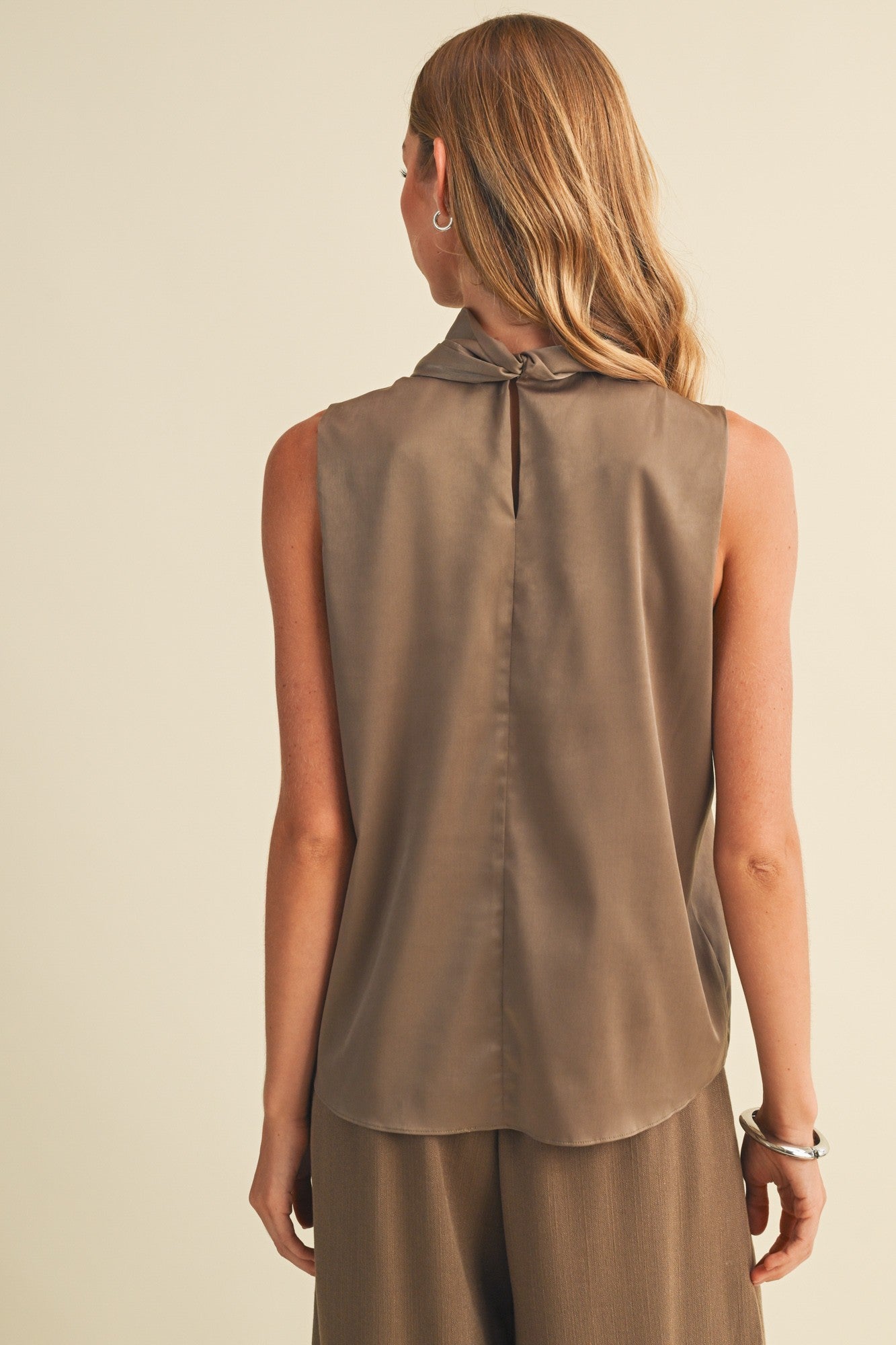 Mock-neck Pussy-bow Sleeveless Blouse